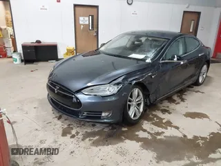 2014 Tesla Model S 60 with VIN 5YJSA1H16EFP52853, listed as a IAAI auction lot 41941989 with 132,038 mi miles and . Bid and sale history available at DreamBid. Image 19.
