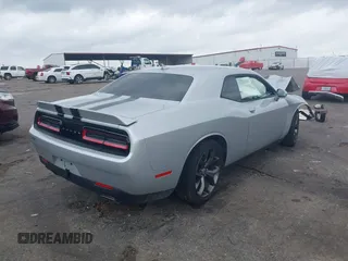 2019 Dodge Challenger SXT z VIN 2C3CDZAG9KH744703, wystawiony jako IAAI lot #41881944 z przebiegiem Nie podano mil oraz . Historia ofert i sprzedaży dostępna na DreamBid. Obrazek 4.