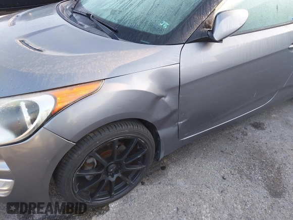 2012 Hyundai Veloster w/Gray Int z VIN KMHTC6AD1CU082872, wystawiony jako IAAI lot #41980406 z przebiegiem 132 804 mil mil oraz . Historia ofert i sprzedaży dostępna na DreamBid. Obrazek 6.