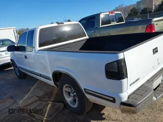 1999 Chevrolet S-10 LS with VIN 1GCCS19XXX8124043, listed as a IAAI auction lot 41730083 with 113,095 mi miles. Bid and sale history available at carsss.com. Image 14.