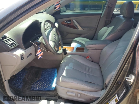 2008 Toyota Camry LE z VIN 4T1BK46KX8U054845, wystawiony jako Copart lot #56856655 z przebiegiem 247 135 mil mil oraz Szkoda całkowita • Salvage title. Historia ofert i sprzedaży dostępna na DreamBid. Obrazek 7.