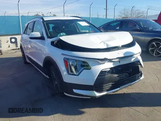 2025 Kia Niro LX with VIN KNDCP3LE6S5218628, listed as a IAAI auction lot 41570971 with 5,298 mi miles. Bid and sale history available at carsss.com. Image 1.