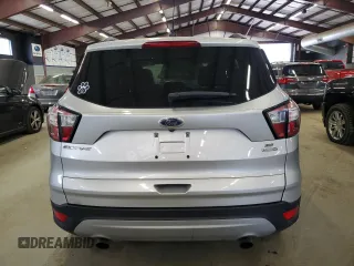 2018 Ford Escape SE z VIN 1FMCU9GD9JUA77812, wystawiony jako Copart lot #57847175 z przebiegiem 106 898 mil mil oraz Czysty tytuł • Clean title. Historia ofert i sprzedaży dostępna na DreamBid. Obrazek 6.