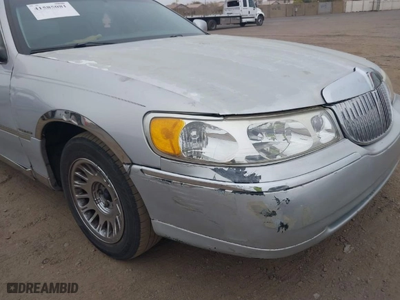 2002 Lincoln Town Car Cartier with VIN 1LNHM83W82Y671518, listed as a IAAI auction lot 41585081 with 134,083 mi miles. Bid and sale history available at carsss.com. Image 6.
