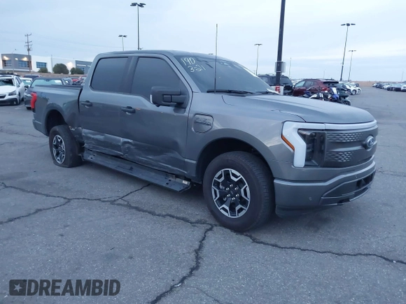 2023 Ford F-150 Lightning Pro z VIN 1FTVW1EL8PWG48559, wystawiony jako IAAI lot #41566599 z przebiegiem 8 830 mil mil oraz . Historia ofert i sprzedaży dostępna na DreamBid. Obrazek 1.