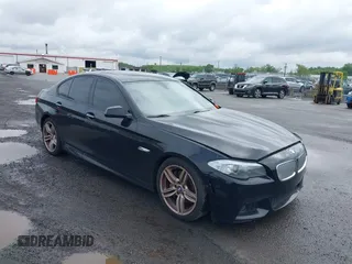 2013 BMW 5 Series 550i xDrive z VIN WBAFU9C51DDY72239, wystawiony jako IAAI lot #42323893 z przebiegiem 153 305 mil mil oraz . Historia ofert i sprzedaży dostępna na DreamBid. Obrazek 1.