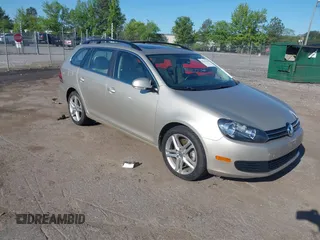2014 Volkswagen Jetta SportWagen TDI w/Sunroof & Nav with VIN 3VWPL7AJ7EM614938, listed as a IAAI auction lot 42121788 with 189,917 mi miles. Bid and sale history available at carsss.com. Image 1.