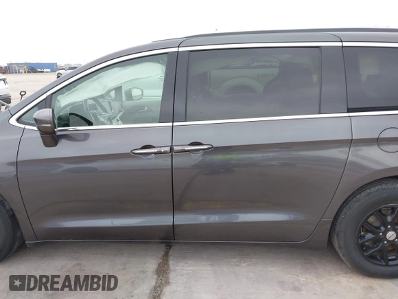 2021 Chrysler Pacifica Touring L z VIN 2C4RC1BG3MR574439, wystawiony jako IAAI lot #42190695 z przebiegiem 104 188 mil mil oraz . Historia ofert i sprzedaży dostępna na DreamBid. Obrazek 14.