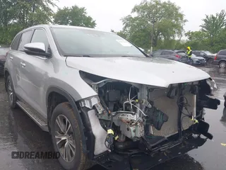 2019 Toyota Highlander LE z VIN 5TDBZRFH9KS975208, wystawiony jako IAAI lot #42277456 z przebiegiem 97 421 mil mil oraz . Historia ofert i sprzedaży dostępna na DreamBid. Obrazek 1.