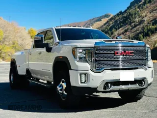2020 GMC Sierra 3500HD Denali z VIN 1GT49WEY8LF294337, wystawiony jako Copart lot #80059994 z przebiegiem 48 410 mil mil oraz Szkody całkowita. Historia ofert i sprzedaży dostępna na DreamBid. Obrazek 1.