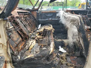 1965 Lincoln Continental z VIN 5Y86N428483, wystawiony jako Copart lot #56333345 z przebiegiem Nie podano mil oraz Szkoda całkowita • Salvage title. Historia ofert i sprzedaży dostępna na DreamBid. Obrazek 10.