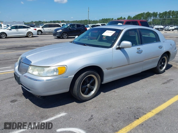 2002 Lincoln Town Car Signature z VIN 1LNHM82W22Y639231, wystawiony jako IAAI lot #42513503 z przebiegiem 126 832 mil mil oraz . Historia ofert i sprzedaży dostępna na DreamBid. Obrazek 2.