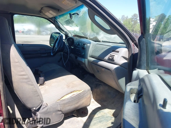 2005 Ford F-250 XL z VIN 1FTSX21P45EA18667, wystawiony jako IAAI lot #42117348 z przebiegiem 324 883 mil mil oraz . Historia ofert i sprzedaży dostępna na DreamBid. Obrazek 5.