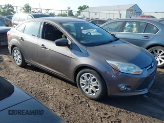 2012 Ford Focus SE z VIN 1FAHP3F27CL217322, wystawiony jako IAAI lot #42662538 z przebiegiem 99 991 mil mil oraz . Historia ofert i sprzedaży dostępna na DreamBid. Obrazek 1.