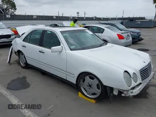 1999 Mercedes-Benz E 320 z VIN WDBJF65H9XA796769, wystawiony jako IAAI lot #42397831 z przebiegiem Nie podano mil oraz . Historia ofert i sprzedaży dostępna na DreamBid. Obrazek 1.