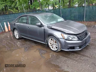 2019 Volkswagen Passat Wolfsburg Edition z VIN 1VWLA7A3XKC007449, wystawiony jako IAAI lot #42376725 z przebiegiem 118 106 mil mil oraz . Historia ofert i sprzedaży dostępna na DreamBid. Obrazek 1.