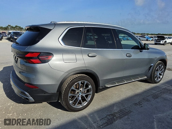 2024 BMW X5 xDrive40i z VIN 5UX23EU05R9T53848, wystawiony jako Copart lot #56057905 z przebiegiem 45 572 mil mil oraz Tytuł czysty. Historia ofert i sprzedaży dostępna na DreamBid. Obrazek 3.