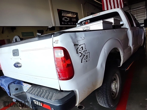 2015 Ford F-250 Lariat z VIN 1FT7W2B61FEC91968, wystawiony jako IAAI lot #42575818 z przebiegiem 171 621 mil mil oraz . Historia ofert i sprzedaży dostępna na DreamBid. Obrazek 30.