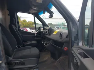 2019 Mercedes-Benz Sprinter Cargo z VIN WD4PF1CD6KP140250, wystawiony jako IAAI lot #40192921 z przebiegiem 85 972 mil mil oraz . Historia ofert i sprzedaży dostępna na DreamBid. Obrazek 5.