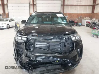 2025 Ford Explorer ST z VIN 1FMWK8GC6SGA08676, wystawiony jako IAAI lot #42043230 z przebiegiem 4 934 mil mil oraz . Historia ofert i sprzedaży dostępna na DreamBid. Obrazek 13.