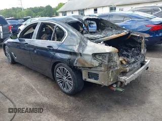 2019 BMW 5 Series 530i xDrive z VIN WBAJA7C55KWW00477, wystawiony jako IAAI lot #42388808 z przebiegiem 36 mil mil oraz . Historia ofert i sprzedaży dostępna na DreamBid. Obrazek 3.
