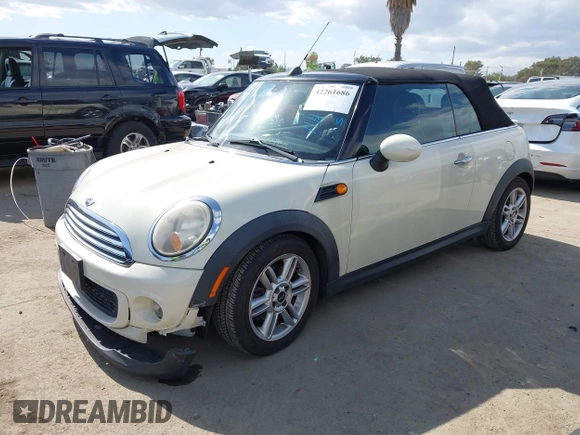 2012 MINI Convertible z VIN WMWZN3C53CT134194, wystawiony jako IAAI lot #42261686 z przebiegiem 104 099 mil mil oraz . Historia ofert i sprzedaży dostępna na DreamBid. Obrazek 17.