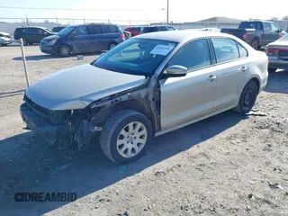2014 Volkswagen Jetta SE z VIN 3VWD17AJ7EM316320, wystawiony jako IAAI lot #41464760 z przebiegiem 176 498 mil mil oraz . Historia ofert i sprzedaży dostępna na DreamBid. Obrazek 2.