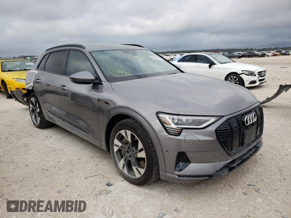 2021 Audi e-tron Premium z VIN WA1AAAGE4MB031782, wystawiony jako Copart lot #65578012 z przebiegiem 21 981 mil mil oraz . Historia ofert i sprzedaży dostępna na DreamBid. Obrazek 1.
