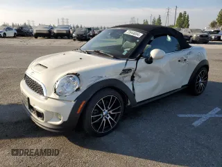 2013 MINI Roadster S z VIN WMWSY3C53DT565290, wystawiony jako Copart lot #72644654 z przebiegiem 104 007 mil mil oraz Szkody całkowita. Historia ofert i sprzedaży dostępna na DreamBid. Obrazek 1.
