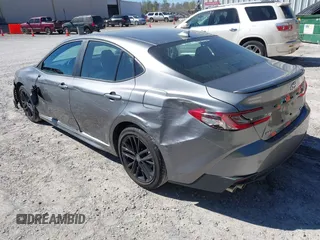 2025 Toyota Camry LE z VIN 4T1DAACK2SU566377, wystawiony jako IAAI lot #41818582 z przebiegiem 1 950 mil mil oraz . Historia ofert i sprzedaży dostępna na DreamBid. Obrazek 3.