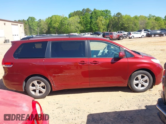 2011 Toyota Sienna LE AAS with VIN 5TDKK3DC5BS002349, listed as a IAAI auction lot 42058258 with 284,140 mi miles. Bid and sale history available at carsss.com. Image 13.