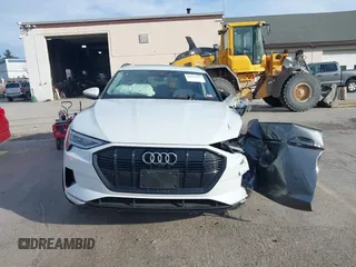 2022 Audi e-tron Premium z VIN WA1AAAGE2NB040546, wystawiony jako IAAI lot #41813053 z przebiegiem 47 002 mil mil oraz . Historia ofert i sprzedaży dostępna na DreamBid. Obrazek 12.
