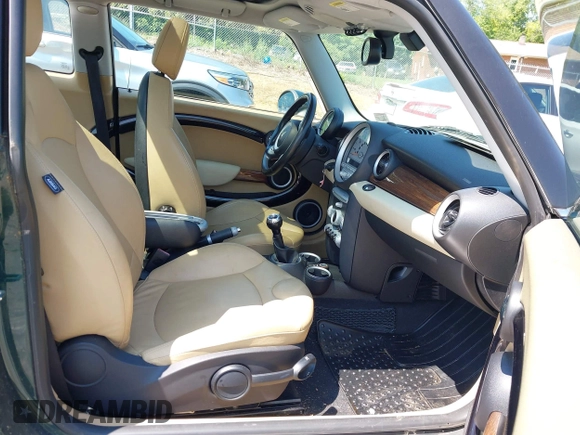 2007 MINI Hardtop S z VIN WMWMF73547TL83771, wystawiony jako IAAI lot #42683154 z przebiegiem 137 360 mil mil oraz . Historia ofert i sprzedaży dostępna na DreamBid. Obrazek 5.