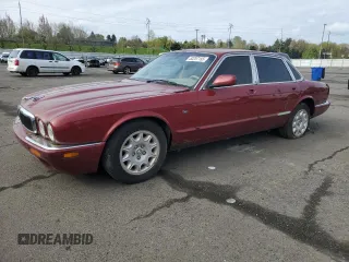 2000 Jaguar XJ z VIN SAJDA14C6YLF02910, wystawiony jako Copart lot #52257155 z przebiegiem 170 569 mil mil oraz Czysty tytuł • Clean title. Historia ofert i sprzedaży dostępna na DreamBid. Obrazek 1.