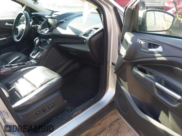 2015 Ford Escape Titanium z VIN 1FMCU0J91FUC41531, wystawiony jako IAAI lot #41903203 z przebiegiem 118 962 mil mil oraz . Historia ofert i sprzedaży dostępna na DreamBid. Obrazek 5.