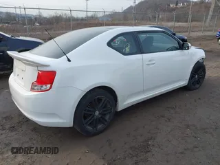2011 Scion tC z VIN JTKJF5C75B3017346, wystawiony jako IAAI lot #41683984 z przebiegiem 109 342 mil mil oraz . Historia ofert i sprzedaży dostępna na DreamBid. Obrazek 4.