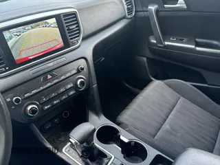 2021 Kia Sportage LX z VIN KNDPMCAC0M7906613, wystawiony jako Copart lot #49146655 z przebiegiem 183 811 mil mil oraz Czysty tytuł • Clean title. Historia ofert i sprzedaży dostępna na DreamBid. Obrazek 9.
