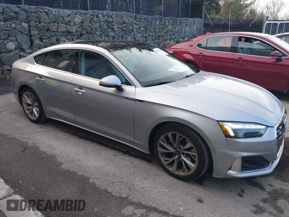 2024 Audi A5 Sportback Premium z VIN WAUABCF57RA023069, wystawiony jako IAAI lot #39079825 z przebiegiem 2 810 mil mil oraz . Historia ofert i sprzedaży dostępna na DreamBid. Obrazek 1.