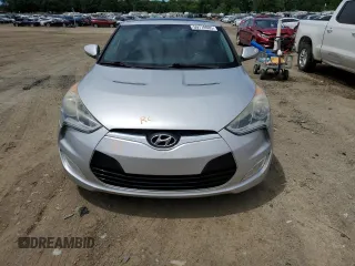 2013 Hyundai Veloster w/Gray Int z VIN KMHTC6AD3DU135296, wystawiony jako Copart lot #59778985 z przebiegiem 125 134 mil mil oraz Czysty tytuł • Clean title. Historia ofert i sprzedaży dostępna na DreamBid. Obrazek 5.