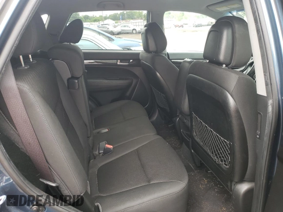 2014 Kia Sorento LX z VIN 5XYKT3A61EG477686, wystawiony jako Copart lot #61287665 z przebiegiem 102 851 mil mil oraz Czysty tytuł • Clean title. Historia ofert i sprzedaży dostępna na DreamBid. Obrazek 10.