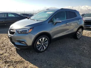 2020 Buick Encore Essence z VIN KL4CJGSB0LB045718, wystawiony jako Copart lot #43017415 z przebiegiem 21 880 mil mil oraz Szkody całkowita. Historia ofert i sprzedaży dostępna na DreamBid. Obrazek 1.