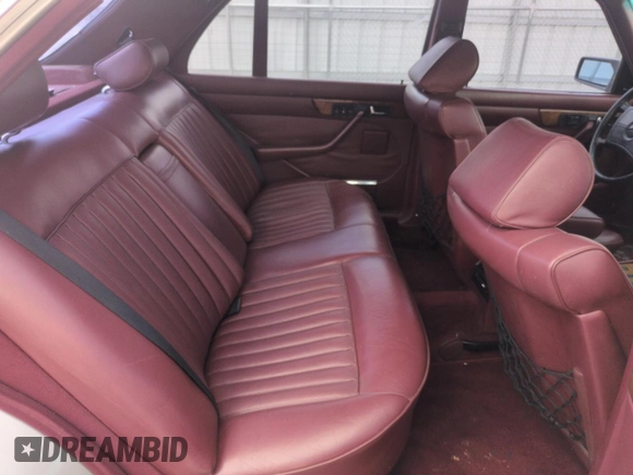 1985 Mercedes-Benz 500 SEL z VIN WDBCA37D4FA159349, wystawiony jako Copart lot #56601725 z przebiegiem 168 327 mil mil oraz Czysty tytuł • Clean title. Historia ofert i sprzedaży dostępna na DreamBid. Obrazek 10.