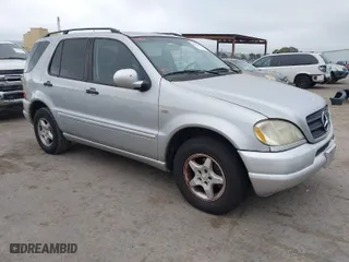 2001 Mercedes-Benz M-Class with VIN 4JGAB54E71A231597, listed as a IAAI auction lot 42058829 with 233,005 mi miles. Bid and sale history available at carsss.com. Image 1.