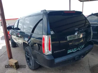 2007 Cadillac Escalade ESV with VIN 1GYFK66827R305133, listed as a IAAI auction lot 42488643 with 306,633 mi miles and . Bid and sale history available at DreamBid. Image 3.