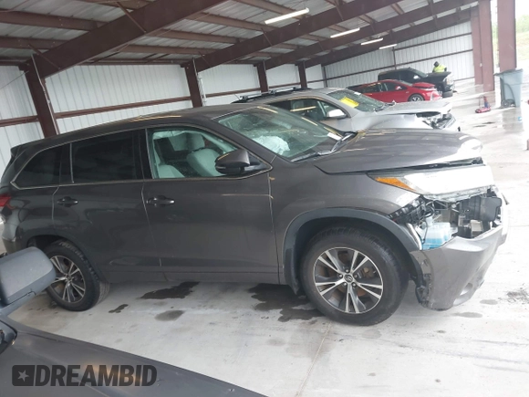 2017 Toyota Highlander LE z VIN 5TDBZRFH6HS386710, wystawiony jako IAAI lot #42226567 z przebiegiem 64 773 mil mil oraz . Historia ofert i sprzedaży dostępna na DreamBid. Obrazek 13.