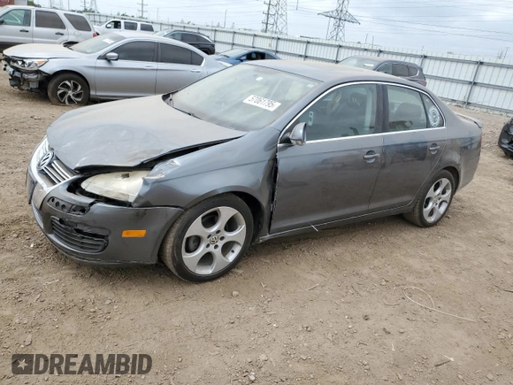 2008 Volkswagen Jetta SE z VIN 3VWRM71K08M099347, wystawiony jako Copart lot #57061795 z przebiegiem 129 225 mil mil oraz Szkoda całkowita • Salvage title. Historia ofert i sprzedaży dostępna na DreamBid. Obrazek 1.