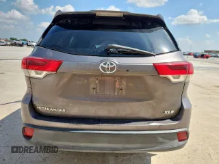 2017 Toyota Highlander XLE with VIN 5TDKZRFH4HS515186, listed as a Copart auction lot 60894055 with 135,531 mi miles and Salvage title. Bid and sale history available at DreamBid. Image 6.
