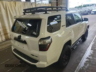 2023 Toyota 4Runner TRD Pro z VIN JTELU5JR4P6107986, wystawiony jako IAAI lot #42575841 z przebiegiem 8 950 mil mil oraz . Historia ofert i sprzedaży dostępna na DreamBid. Obrazek 25.