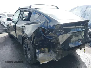 2022 Tesla Model Y Performance z VIN 7SAYGDEF9NF532880, wystawiony jako IAAI lot #41583671 z przebiegiem 38 057 mil mil oraz . Historia ofert i sprzedaży dostępna na DreamBid. Obrazek 3.