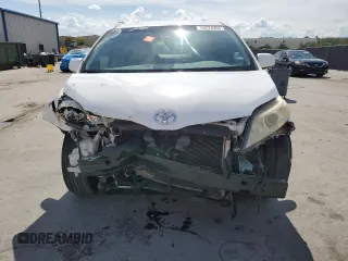 2014 Toyota Sienna LE AAS z VIN 5TDKK3DC1ES468896, wystawiony jako Copart lot #60520405 z przebiegiem 239 779 mil mil oraz Szkoda całkowita • Salvage title. Historia ofert i sprzedaży dostępna na DreamBid. Obrazek 5.